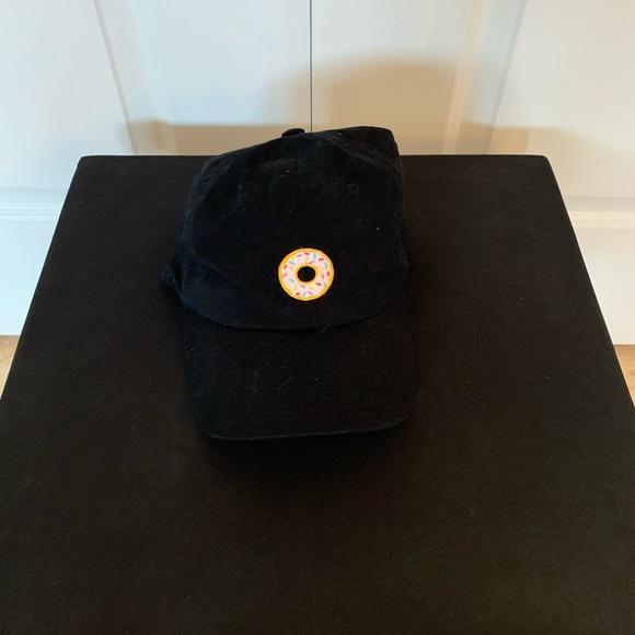 Black baseball hat with donut symbol - Picture 1 of 2